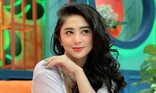 Dewi Perssik Bekukan Sel Telur demi Punya Anak