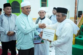 Pj Bupati Serahkan Bantuan Dana 10 Juta Rupiah Untuk Pembangunan Mesjid Al-Mujahidin Kecamatan Pelan