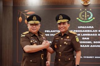 Jaksa Agung Lantik Dr. R. Narendra Jatna & Leonard Eben Ezer Simanjuntak sebagai Staf Ahli