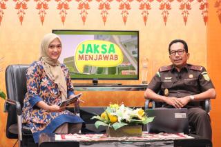 Kajati Riau Akmal Abbas menjadi Narasumber dalam program "Jaksa Menjawab" di Riau Televisi