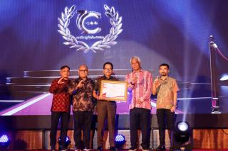 Kepala Kejaksaan Tinggi Riau Akmal Abbas SH. mH Raih Penghargaan Cakaplah Awards 2024