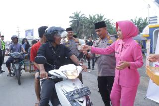 Gandeng Sejumlah Pihak, Kapolres Inhu Berbagi Takjil di Danau Raja