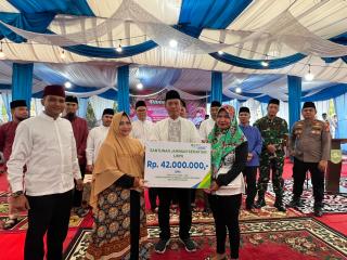 Bupati Kasmarni Serahkan Santunan BPJamsostek ke Ahli Waris Pekerja Rentan di Bathin Solapan