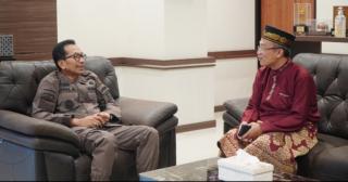 Terus Jalin Sinergitas, Kepala Badan Pusat Statistik Provinsi Riau Silaturahmi Ke Kajati Akmal Abbas