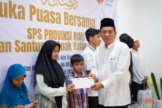 Kadis Kominfotik Riau bersama SPS Serahkan Santunan Anak Yatim