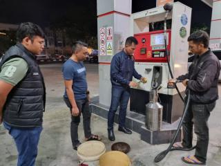 Polisi Cek Meteran SPBU di Jalan Arifin Achmad Pekanbaru