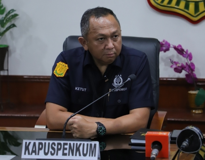 Kejagung Periksa Manager Perusahaan " LM" Terkait Perkara Impor Gula