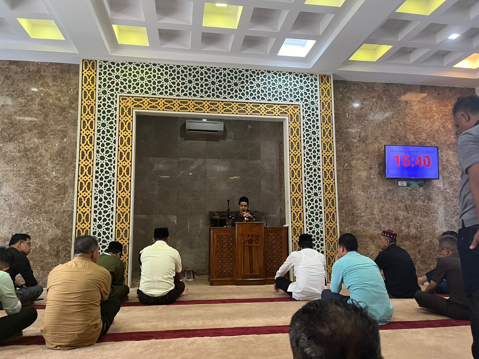 Anjuran Nabi shallallahu ‘alaihi wa sallam, Duduklah Sejenak Membaca Istighfar Setelah Sholat