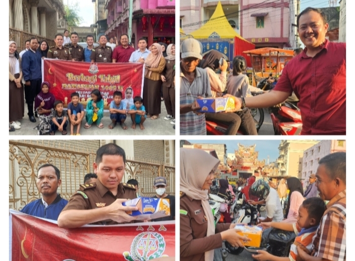 Keluarga Besar Kejari Rohil Berbagi Takjil ke Masyarakat BagansiapiapiÂ 