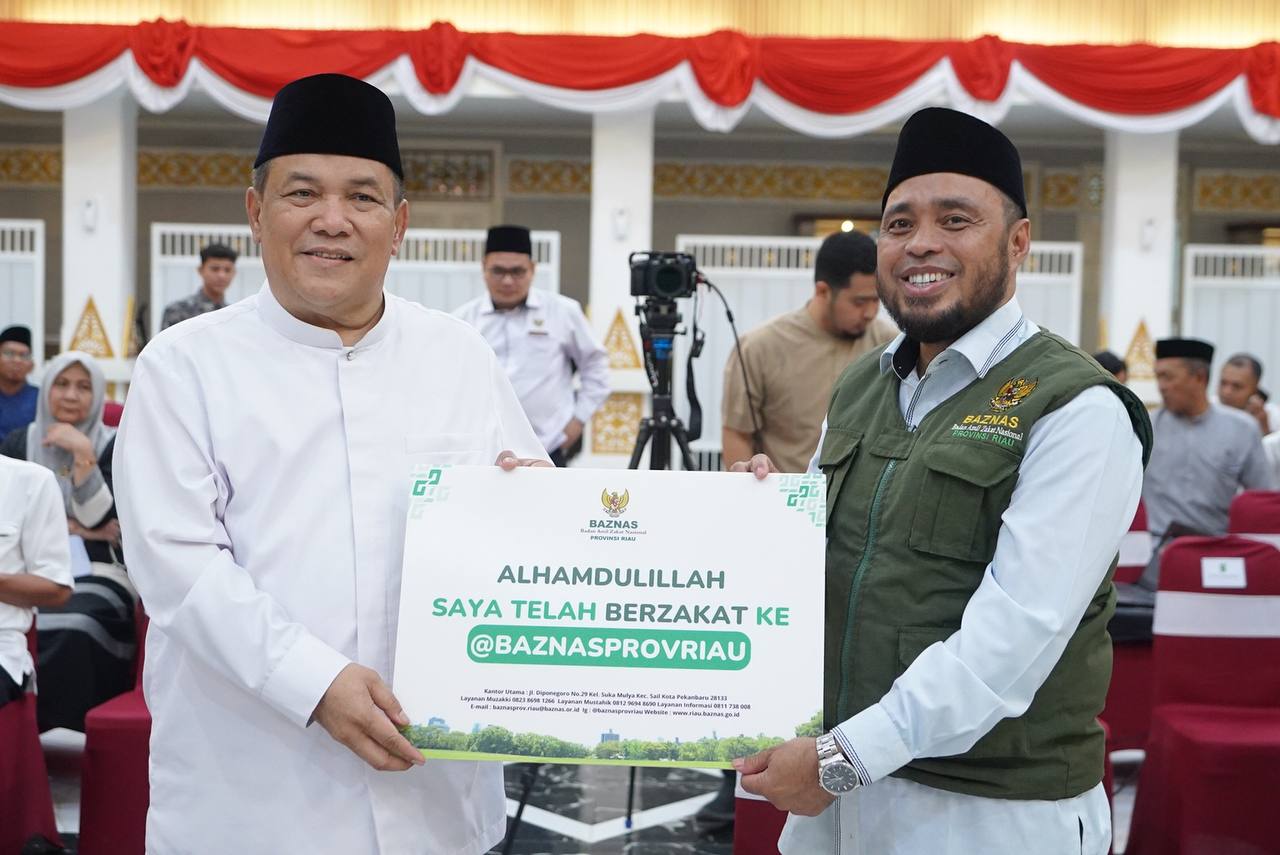 Pj Gubri Serahkan Zakat ke Baznas Riau