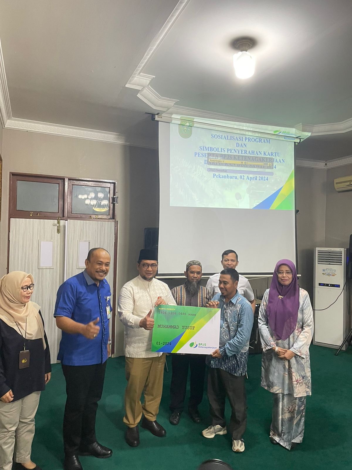 BPJamsostek dan Disbun Riau Serahkan Kartu Kepesertaan ke Petani Sawit