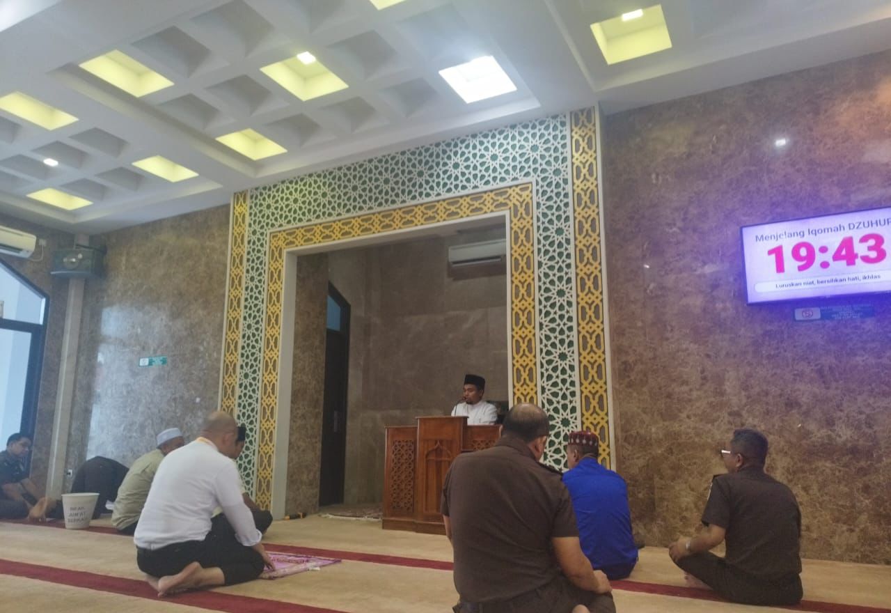 Ustadz KH. DR. Zulhendri Rais Sampaikan Tausiyah Qobla Dzuhur di Kejati Riau
