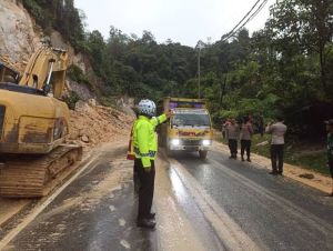 Pemprov Riau Siagakan Alat Berat di Daerah Rawan Longsor saat Mudik Lebaran