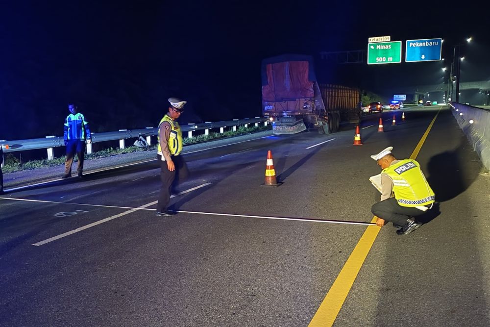 Brakkk! Mobil Hilux Seruduk Truk Tronton di Tol Permai, Ibu dan Dua Anaknya Tewas