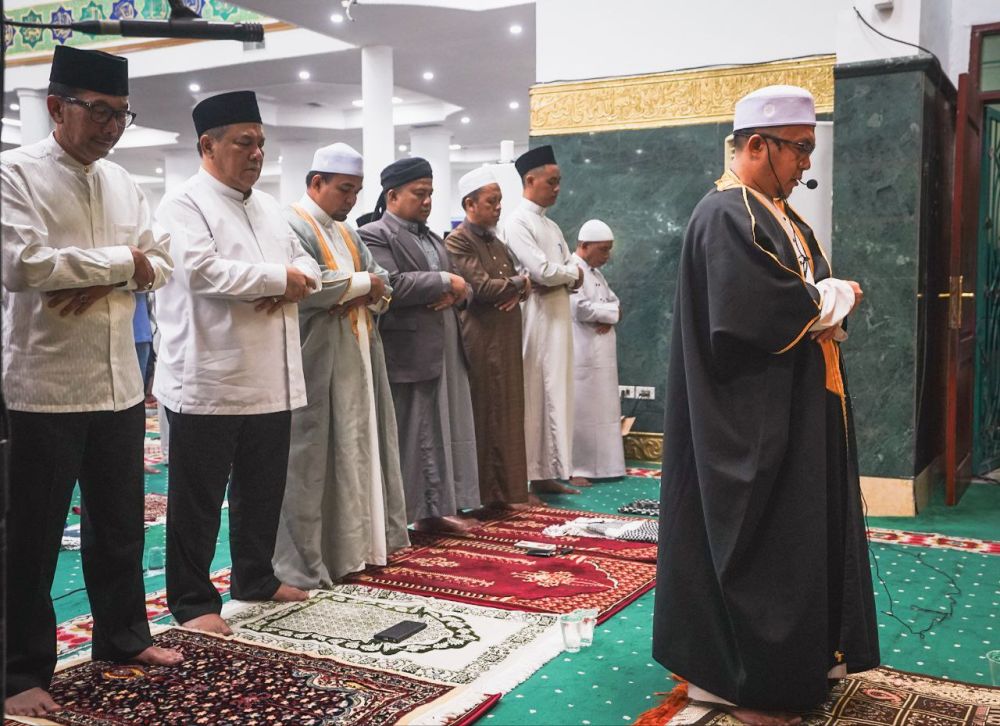 Pj Gubri SF Hariyanto Salat Ied Bersama Masyarakat di Masjid Raya Annur