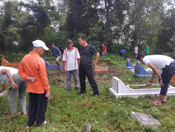 Bersama Masyarakat, Pj Bupati Kampar Gotong Royong Bersihkan Lokasi Pemakaman