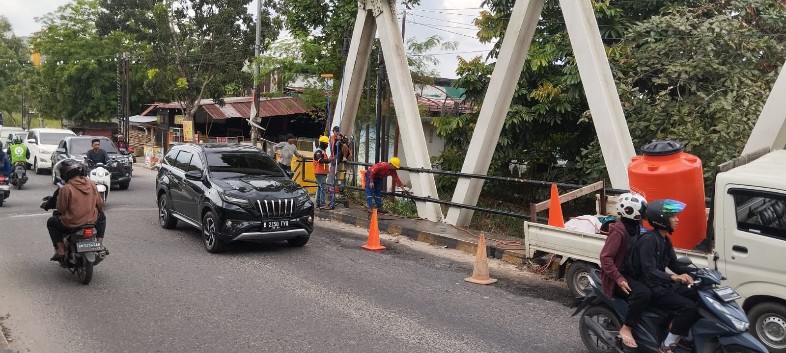 Libur Lebaran, Dinas PUPR Riau Lakukan Pemeliharaan Jembatan Sail Pekanbaru