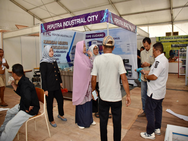 Jelang Pembukaan Kampar Expo 2024, Ricana Djayanti Hambali Hambali Tinjau Persiapan Stan