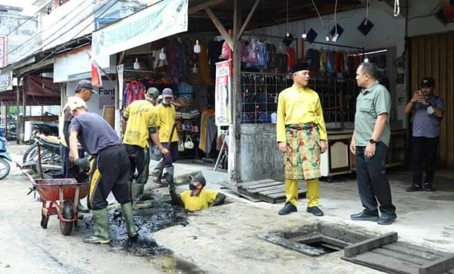 Pantau Proses Normalisasi Saluran Air di Kota Tembilahan, Pj Bupati Inhil Herman Himbau Masyarakat T