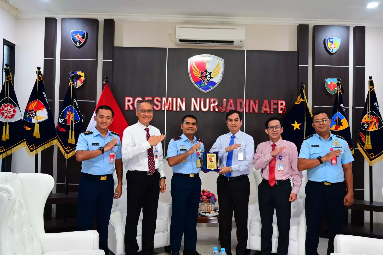 Komandan Lanud Roesmin Nurjadin Terima Silaturahmi Kepala Perwakilan BI Riau