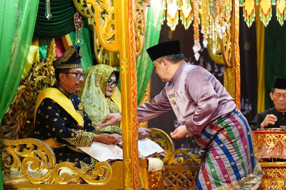 Kajati Riau Dianugerahkan Gelar Adat dari LAM Riau