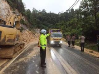 Pemprov Riau Siagakan Alat Berat di Daerah Rawan Longsor saat Mudik Lebaran