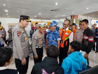 Tinjau Arus Mudik di Bandara SSK II Pekanbaru, Kapolda Minta Petugas Layani Pemudik dengan Baik