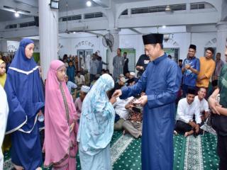 Ramadhan Terakhir 1445H, Pj Bupati Kampar Tarawih di Masjid Raya Bangkinang