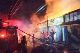 17 Ruko Pasar di Rokan Hulu Riau Hangus Terbakar