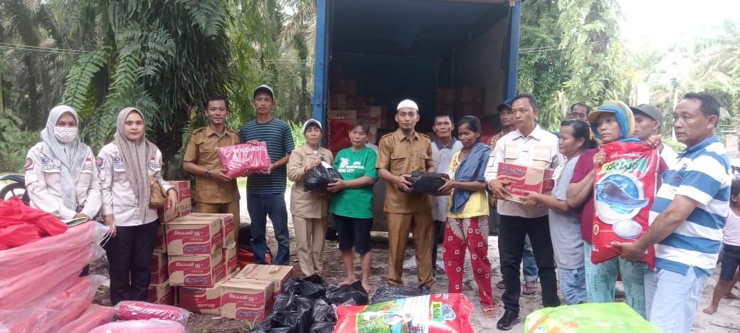 12 Unit Rumah Kebakaran, Dinas Sosial Bengkalis Salurkan Bantuan di DesaÂ 