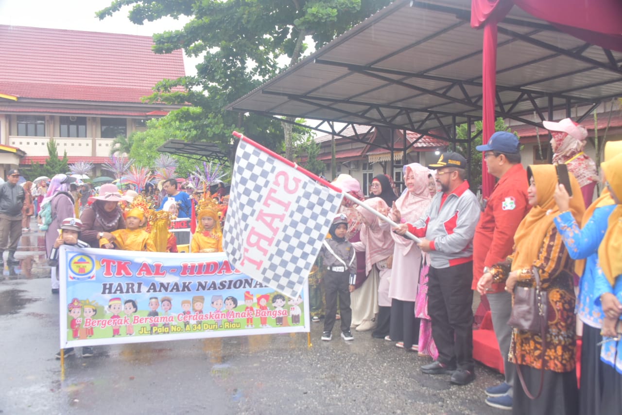 Bustami HY Lepas Pawai Hari Anak Nasional 2024 di Bengkalis