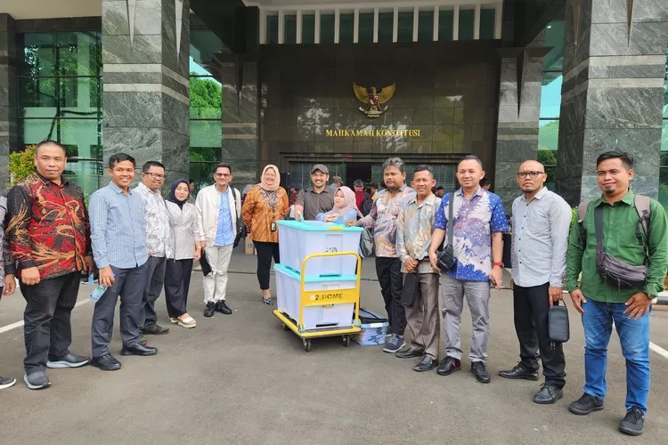 Siap Hadapi Sidang PHPU, Bawaslu Riau Serahkan Berkas Keterangan dan Alat Bukti Ke MK Hari ini.