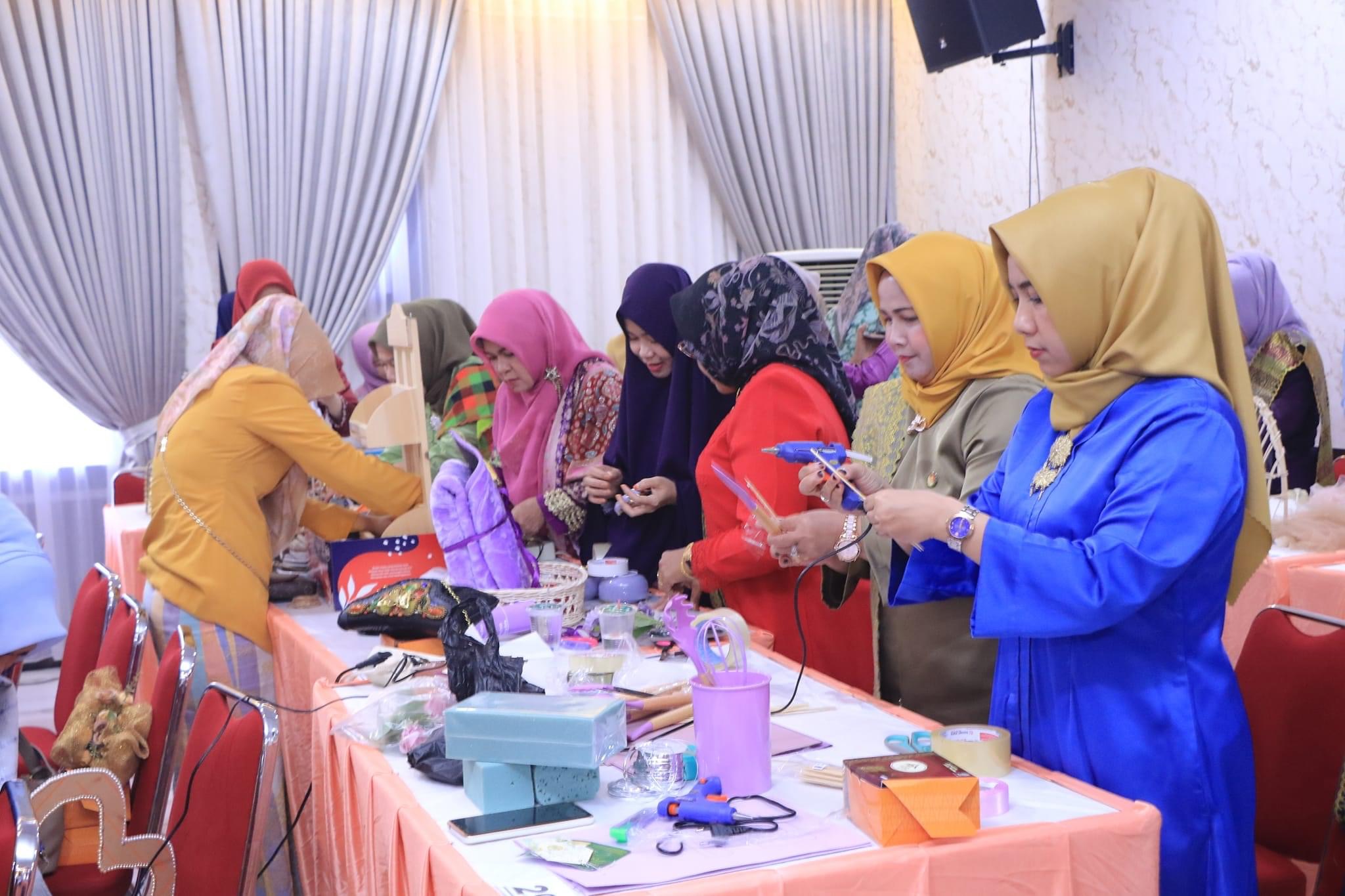 Peserta Antusias Ikuti Lomba Menghias Hampers yang Digelar DWP Pekanbaru
