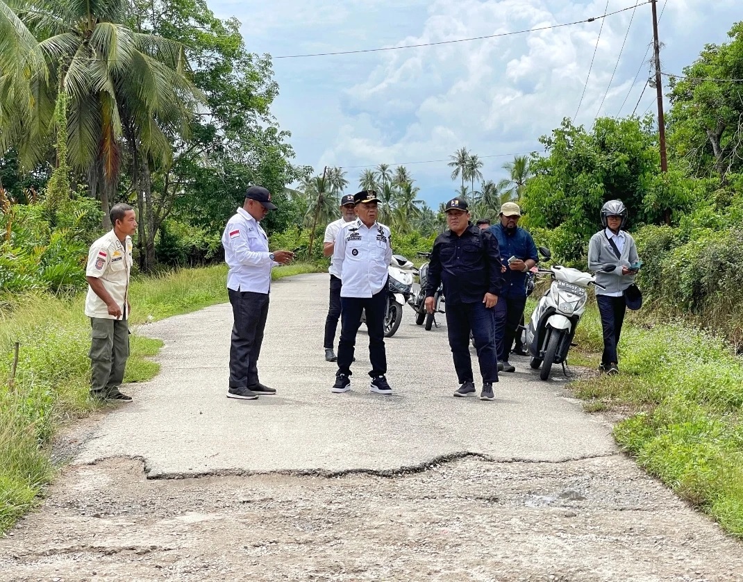 Tinjau Jalan Rusak di Meranti, Bupati Asmar Pastikan Segera Dibangun dan Diperbaiki