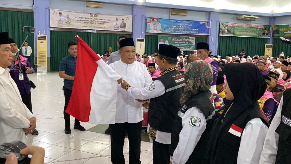 Dari Asrama Haji Batam, Pj Gubri Lepas Jemaah Haji Riau Berangkat ke Arab Saudi