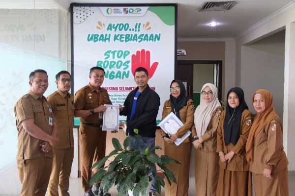DKP Pekanbaru Berikan Sertifikat Izin Edar PSAT PDUK Pengelola Sayur Organik