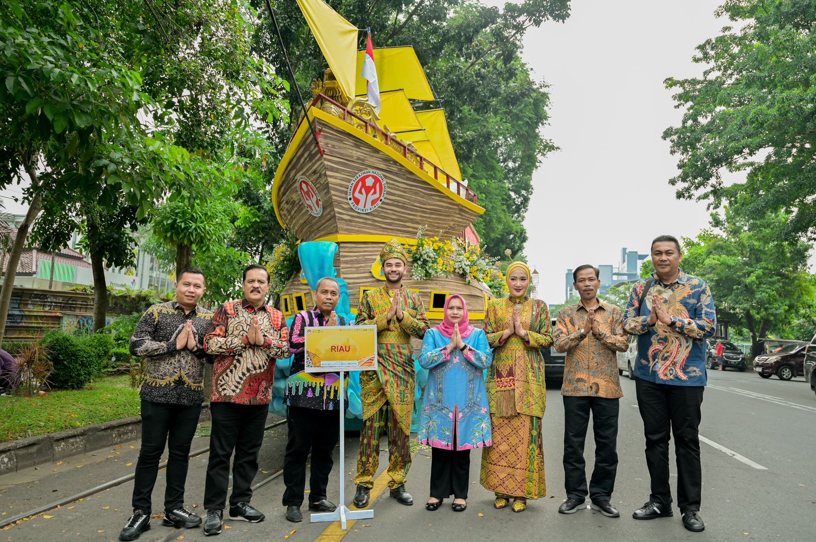 Bupati Kasmarni Hadiri Kirab Budaya, Sempena HUT ke-44 Dekranasda di Surakarta