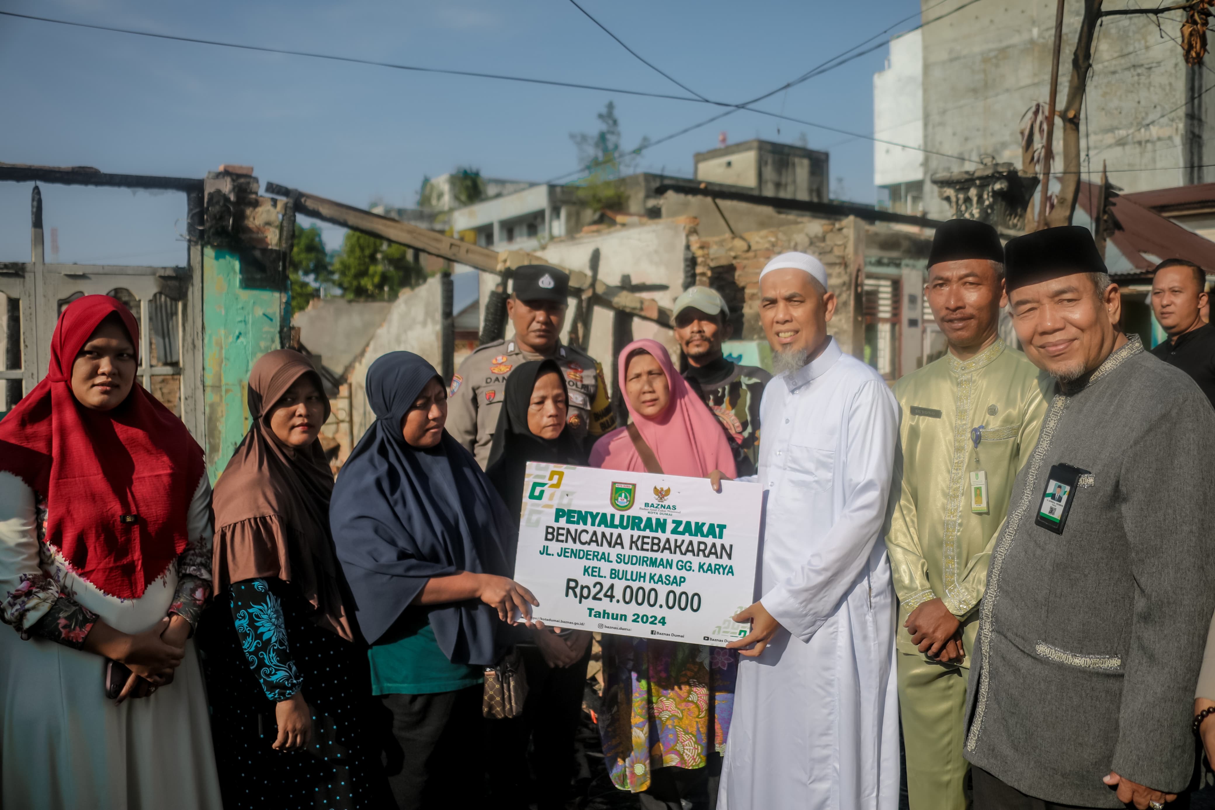 Tinjau Lokasi Kebakaran di Gg. Karya 1, Wako Serahkan Sejumlah Bantuan untuk Korban Terdampak