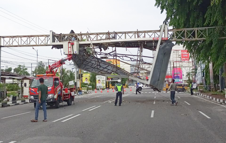 Tindakan Tegas Polres dan Pemkab Bengkalis, Billboard Milik Swasta yang Membahayakan Masyarakat Dibo