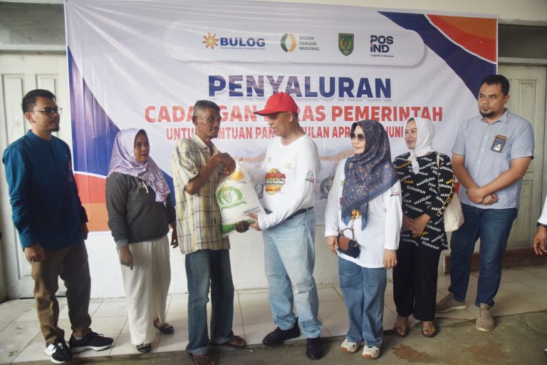 Pj Bupati Inhil Serahkan 31.320 Ton Bantuan Pangan kepada Keluarga Penerima Manfaat