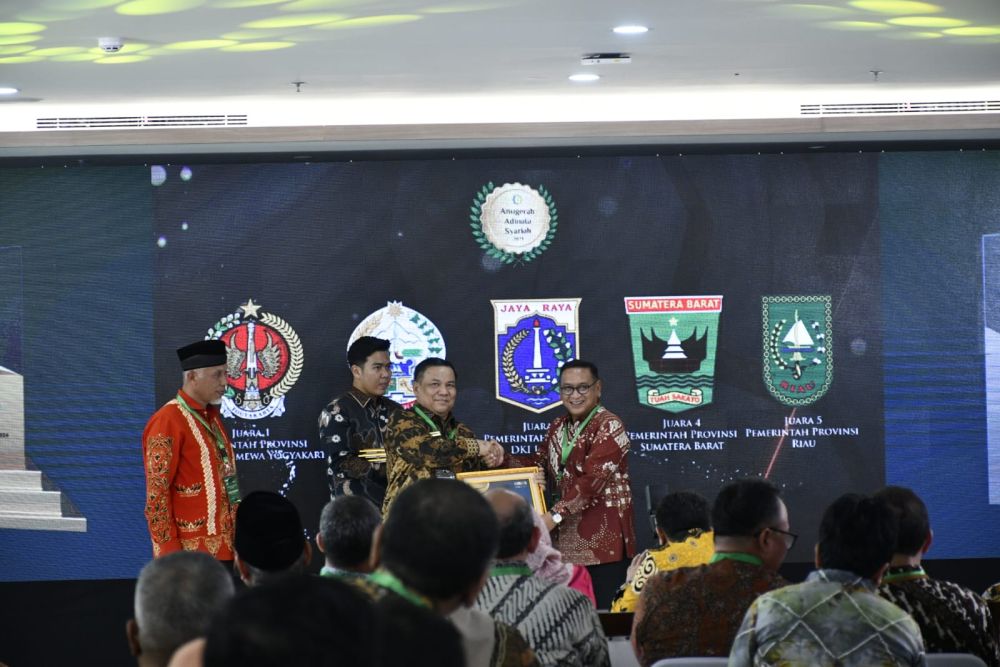 Pemprov Riau Kembali Raih Anugerah Adinata Syariah 2024