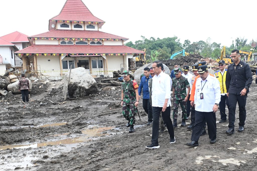 Presiden dan Ibu Iriana Tinjau Area Terdampak Longsor dan Banjir Bandang di Agam