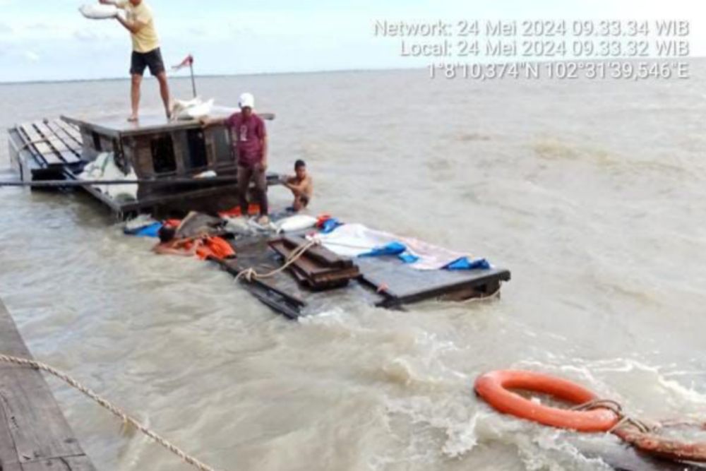 Astaga! Kapal Bermuatan Beras Bulog Karam di Perairan Kuala Merbau Meranti