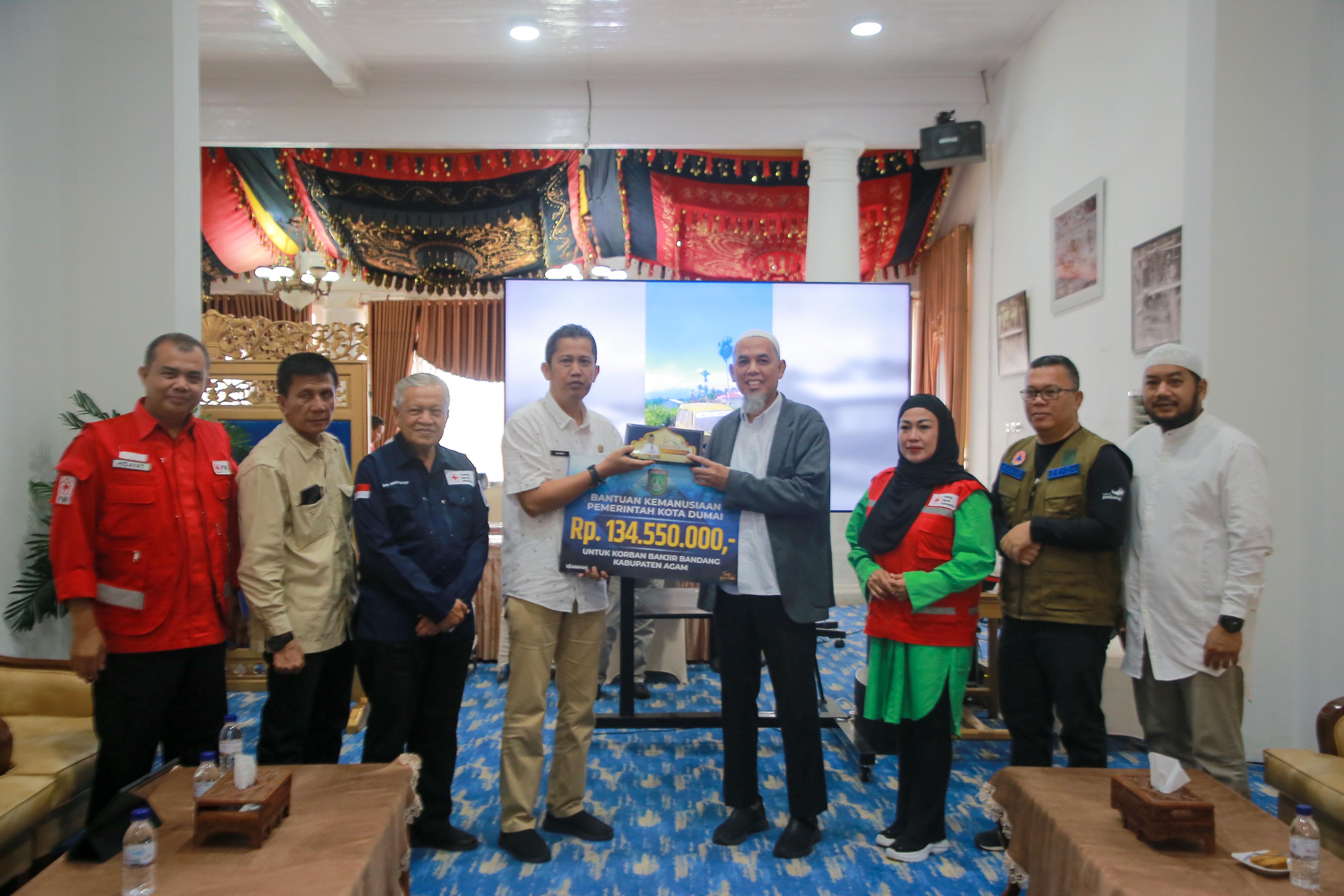 Wako Dumai Salurkan Bantuan Kemanusiaan untuk Korban Bencana di Tanah Datar dan Agam
