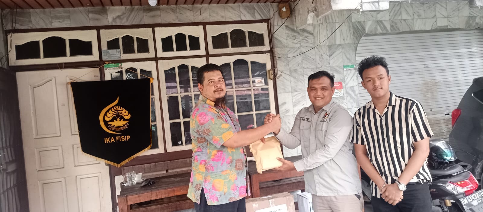 IKA AP dan Himanistik FISIP Unri Serahkan Bantuan ke Korban Galodo, Sumbar