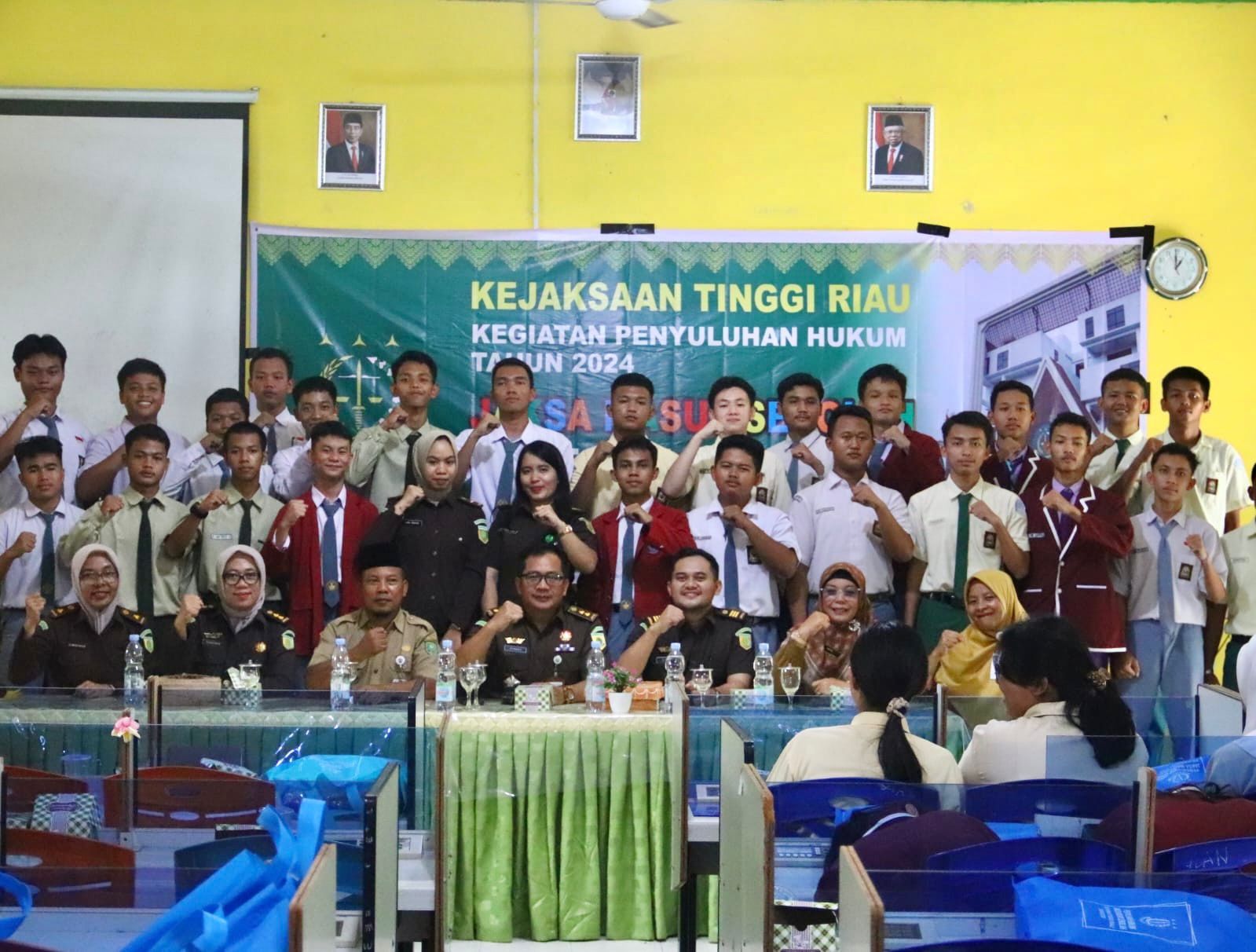 Bangun Kesadaran Hukum Sejak Dini, Kejati Riau Berikan Penyuluhan Hukum di SMAN 1 Rengat Barat