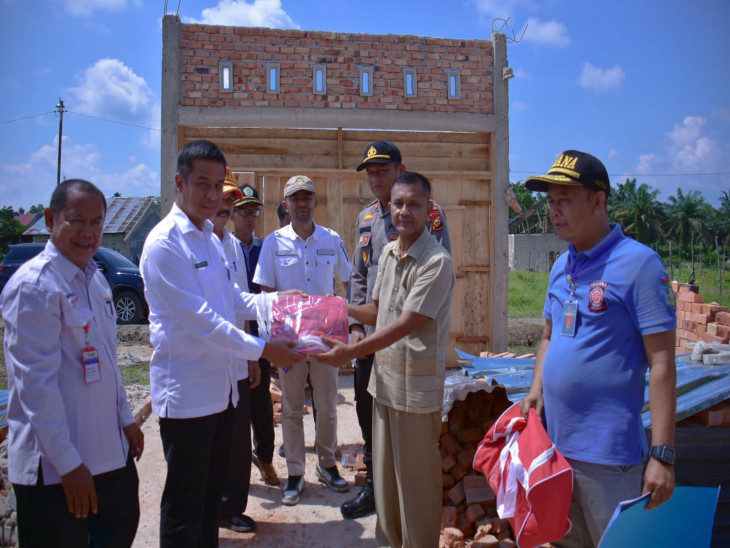 Cepat Tanggap Bencana, Pj Sekda Kampar Salurkan Bantuan Bencana Angin Puting Beliung di Kuok