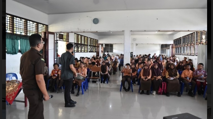 Kejari Rokan Hilir Laksanakan Program Jaksa Masuk Sekolah di SMPN 2 Bagan Sinembah