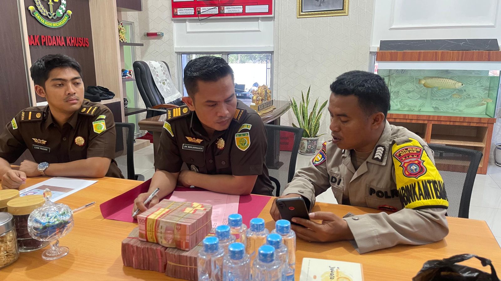 Terpidana Syahrizal B Alias Ical Bin Bahtiar Cicil Kerugian Negara dan Diserahkan di Kejari Rohil