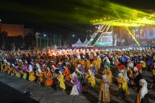 10 Ribu Penari Riau Pecahkan Rekor Muri di Gebyar BBI BBWI 2024
